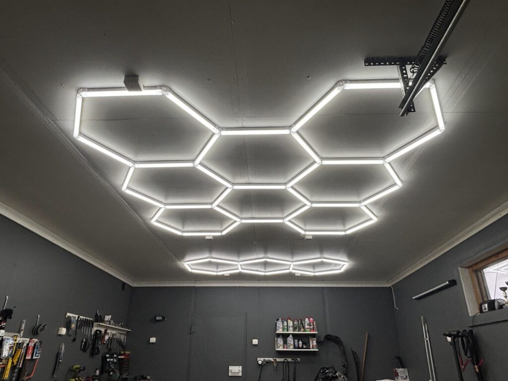 Kuusikulmainen LED-valaistus autotallin katossa